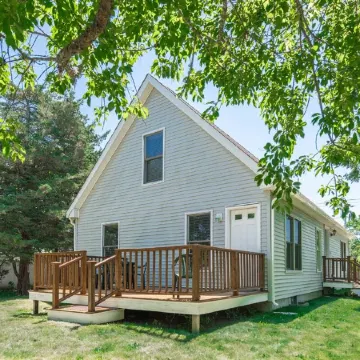 Beautiful 3 bedroom 2 bath Home / Close to Town & Beach