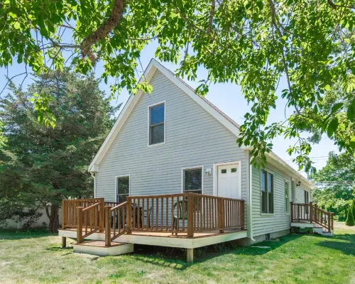 Beautiful 3 bedroom  2 bath Home / Close to Town & Beach Hotels in Oak Bluffs