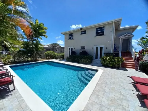 Roomy Lower 3 Bedroom West Coast Property with Pool - Pools