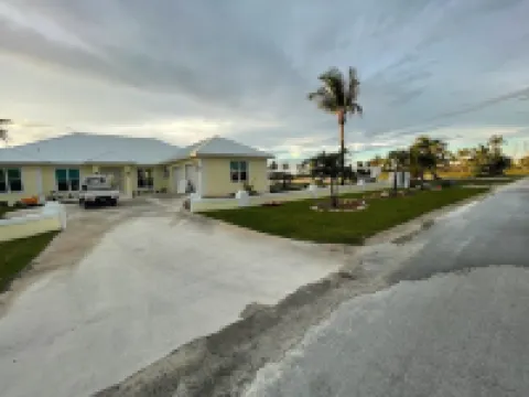 Newly Remodeled Home with Pool on the Harbor with a Beach view an a 22x40 dock. فنادق في 