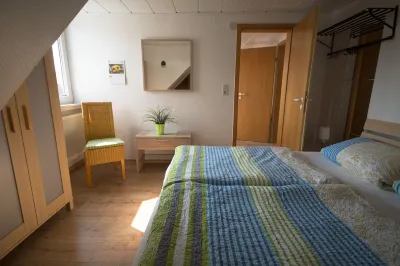 Apartment 3 with balcony near the south beach Alter Leuchtturm周辺のホテル