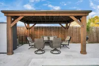 Resort Style Home with Heated Pool Houston Texas Hotels in der Nähe von Kenneth Hall Stadium