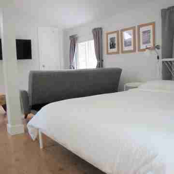 Bright Studio Loft Near Secret Beach in Gibsons Rooms