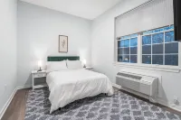 Luxurious 2 Bed Condo: Only 20 Mins away from Manhattan