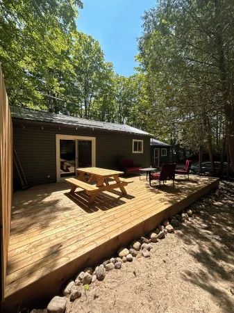 Private cozy Sauble Beach cottage, close to the nature & entertainment. Отели в г. Юг Брюс Пенинсула