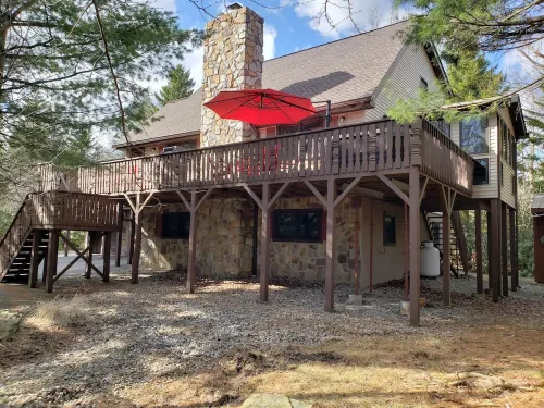 Cathedral ceilings Lodge, Hottub, Game Room, Firepit & a lot of room to sleep