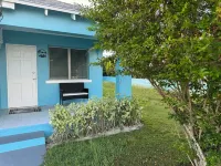 The Cozy Cottage is an inviting 2-bedroom house in Spanish Wells with Golf Cart Hotel a 