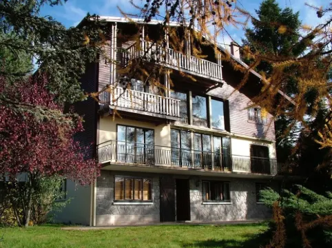 New apartment, superb lake and mountain views.