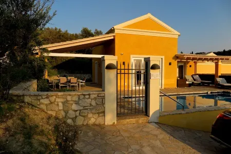 Luxury villa with private swimming pool and sea and sunset views Отели в г. Agios Georgios