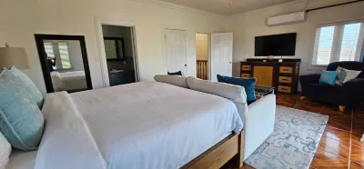 Pineapple Villa Spacious 5-bedroom villa in beautiful Nassau with Pool,AC, WiFi,