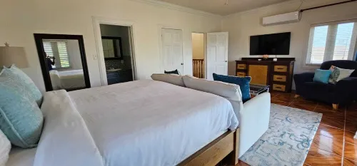 Pineapple Villa Spacious 5-bedroom villa in beautiful Nassau with Pool,AC, WiFi,