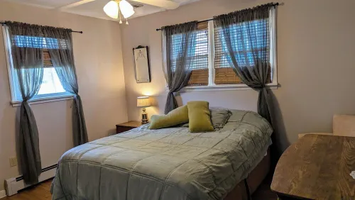 Cozy 2-Bedroom Cottage Mins from Lake Nockamixon and Lake Towhee.
