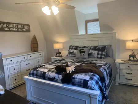 Adorable Settlement home with seasonal lake and waterfall views