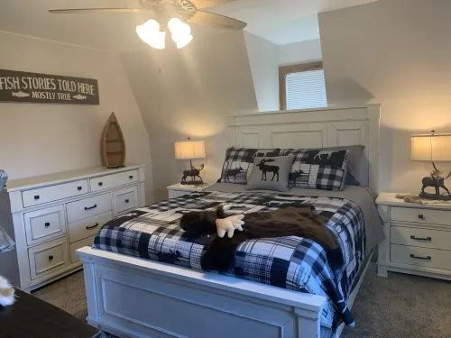 Adorable Settlement home with seasonal lake and waterfall views