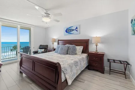 Oceanfront condo-steps from the beach! -Sleeps 4 2BR 2BTH on the 3rd floor
