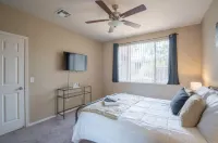 Spacious Condo: Pool, Gym, Balcony, Free Parking - Near Airport 鄰近Gateway Cafe的酒店