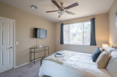 Spacious Condo: Pool, Gym, Balcony, Free Parking - Near Airport Hotels near Desert Botanical Garden