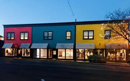 Right off Main Street, near delicious bakeries and more.10 minute walk to beach!