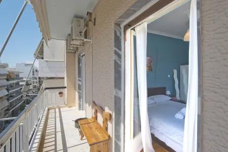 Andromaxi 2BR Apt near SNFCC, AC, WiFi Отели в г. Калифея