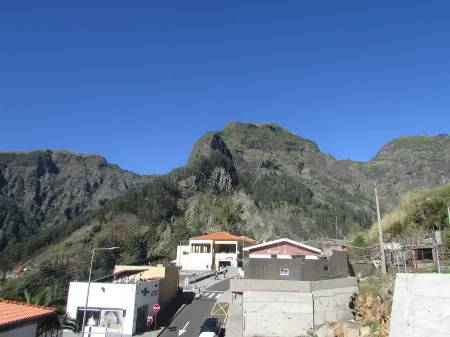 Curral das Freiras Apartementos- 2 - 4 People Отели рядом с достопримечательностью «Eira do Serrado»