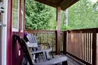 Bright & Beautifully Refreshed Cottage - 2 min from Ocean! Hoteles en Ucluelet