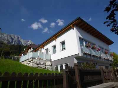 Holiday residence on the sunny side of the Grimmings WiFi, parking lot & infrared cabin