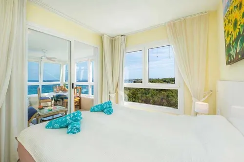 On the beach, with pool ! Super sea view, fiber optic internet, air conditioning Hotel di Sant Llorenc des Cardassar