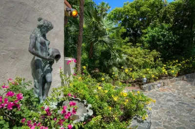 Amazing sunset, ocean front, open air villa w/path to sea and dock  호텔