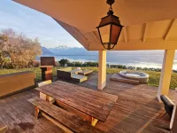 Sunset House with gorgeous view of the lake 몽트뢰 호텔