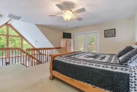 Smoky Mountain Retreat, 5 Min to Downtown Bryson City ~ Hot Tub ~ Hiking.