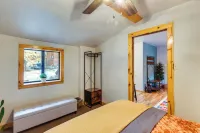 Steps to Main Street! Cozy Red River Getaway - WiFi