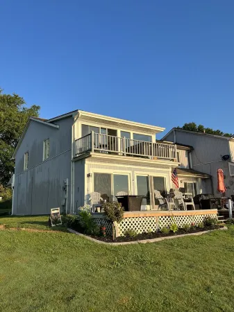 Martha’s Retreat-Amazing Lake Views with Hot Tub