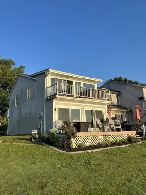 Martha’s Retreat-Amazing Lake Views with Hot Tub