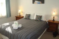 Elm Lodge Bright Hotels in Porepunkah