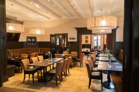 Hotel Zur Krone Отели в г. Зюдлон