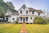 Historic Home w/ Wraparound Porch + Private Yard! - 무료 와이파이