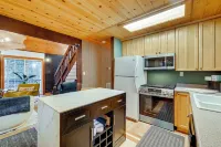 Outdoor Oasis: Modern Nordic Cottage by Lake! فنادق في Alta