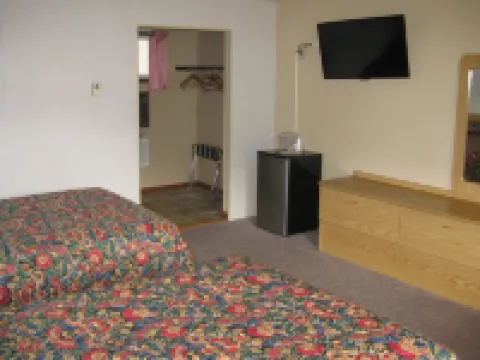 Brookside Motel & Cabins
