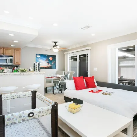 Awesome Multi Level - Large Patio - Fast Wifi - Work Desks - Self Check in! (cm-2)