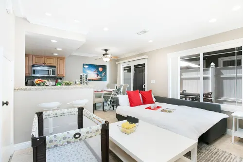 Awesome Multi Level - Large Patio - Fast Wifi - Work Desks - Self Check in! (cm-2)