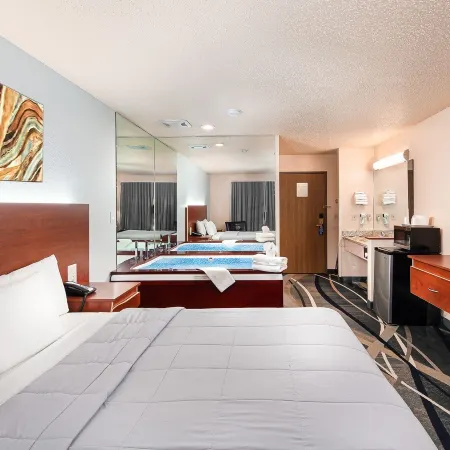 Grand Marquis Waterpark Hotel & Suites