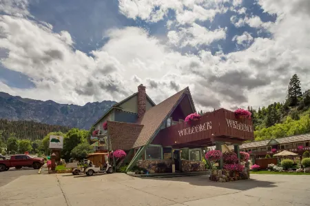 Twin Peaks Lodge & Hot Springs