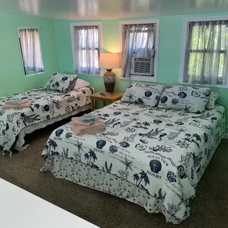 The Boat House - Water Front, Wifi, Pet Friendly 1 Bedroom Home by RedAwning