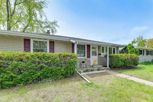 Retro Green Bay Home Steps to Lambeau Field! Hotels in Howard