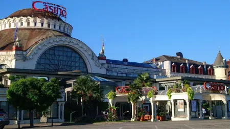 Hôtel du Palais Отели рядом с достопримечательностью «Buvette et Source Cachat»