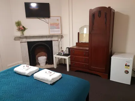 Maclean Hotel Отели в г. Ямба