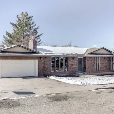 Central Cedar City Apartment Walk to Suu!