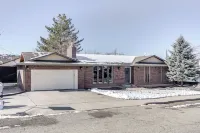 Central Cedar City Apartment Walk to Suu!