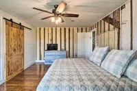 Hot Tub & Game Room: Schulenburg Retreat - Pet friendly
