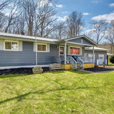 Cozy Dubois Home w/ Deck ~ 8 Mi to Treasure Lake!